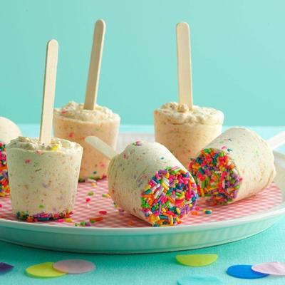 congélateur de gâteau d'anniversaire apparaît