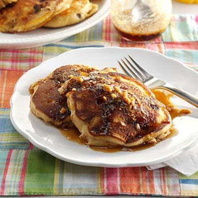 crêpes au feu de camp avec du sirop d'érable aux noix