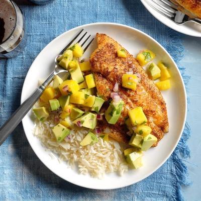 poisson-chat noirci avec salsa à la mangue et à l'avocat