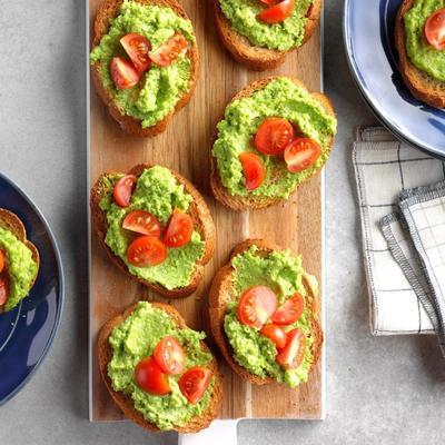 Pesto de pois verts sucrés sur des crostini de blé entier