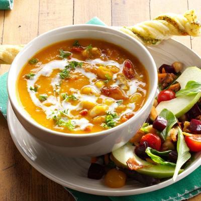 soupe à la courge musquée avec saucisse italienne, haricots nordiques, maïs et tomates