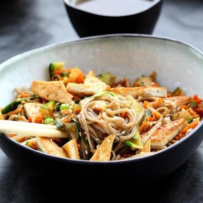 tofi au tamarin avec légumes et soba