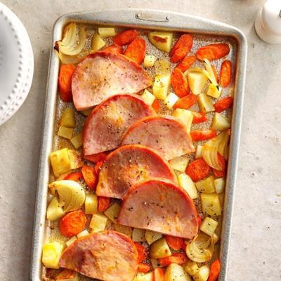 jambon en tranches avec des légumes rôtis