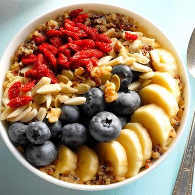 bol de quinoa entièrement chargé