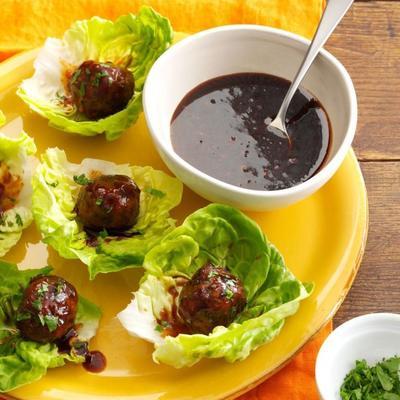 boulettes de laitue enrobées de sauce hoisin chaude