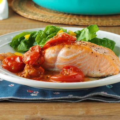 saumon à la poêle avec sauce tomate cerise rôtie au four