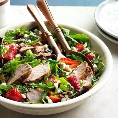 filet de porc mariné aux herbes avec fraises balsamiques et fromage de chèvre