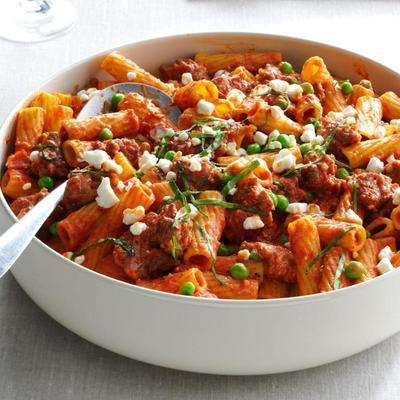 rigatoni alla buttera (rigatoni à la saucisse et aux pois)