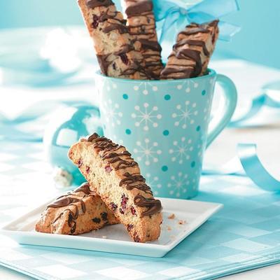 biscotti aux canneberges et aux noix avec un filet de chocolat