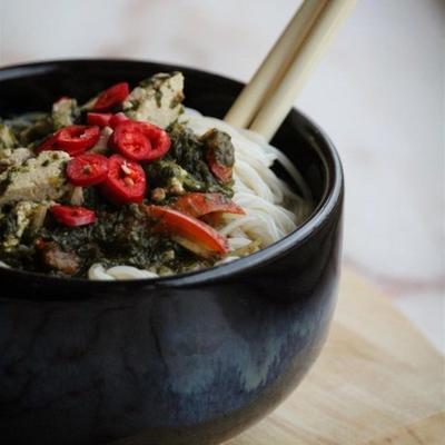 bol de nouilles aux légumes d'inspiration asiatique