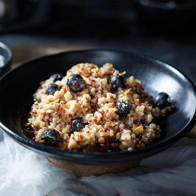 Riz germé aux myrtilles et céréales de quinoa