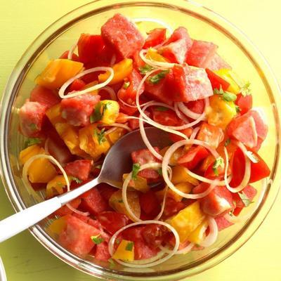 Salade de tomates et de melon d'eau à l'ancienne avec vinaigrette à la mangue et au miel