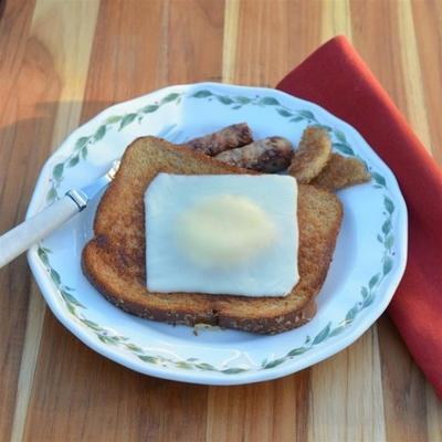 œuf au fromage dans un panier