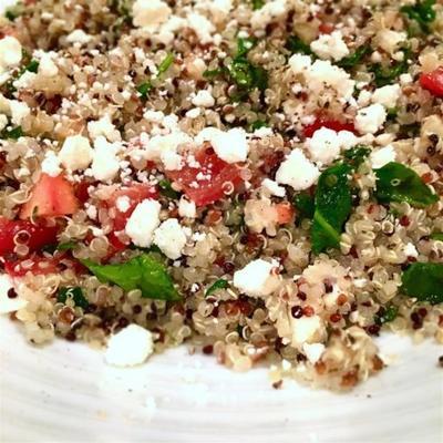 salade d'épinards, de tomates et de feta quinoa