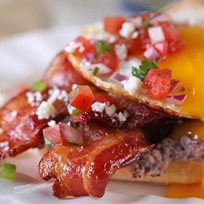 mollete au bacon avec haricots noirs, œufs et salsa fresca