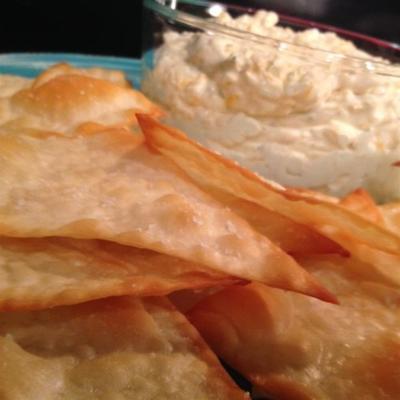 trempette froide au fromage de bière avec chips wonton