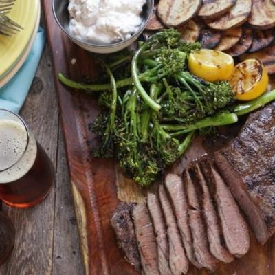 steak grillé au fromage bleu, pommes de terre et broccolini