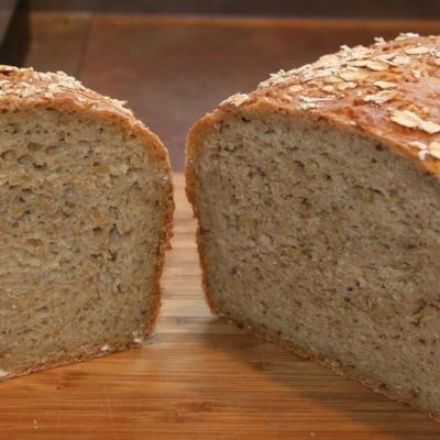 pain de blé entier et d'avoine coupé en acier - un pain à fermentation longue