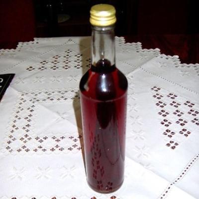 sliwkowka czyli nalewka ze sliwek (liqueur de prune pourpre polonais)
