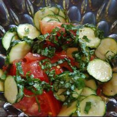 salade de courgettes crues à la tomate et au basilic