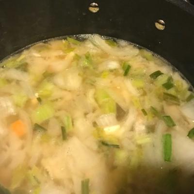 soupe au miso, au poulet et à l'oignon vert