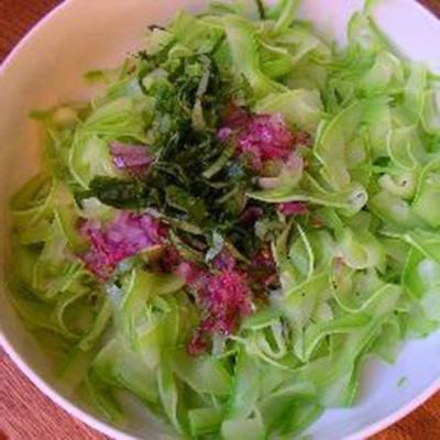 salade de courgettes aux herbes et oignons rouges