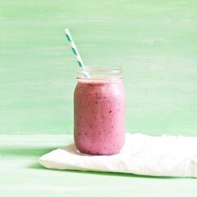 smoothie de bonheur de banane et de baies