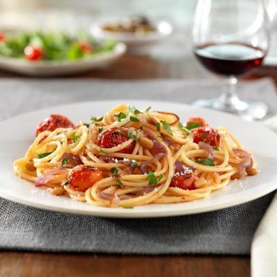 barilla® spaghetti sans gluten avec oignons rouges caramélisés et tomates cerises entières, pignons de pin et fromage pecorino