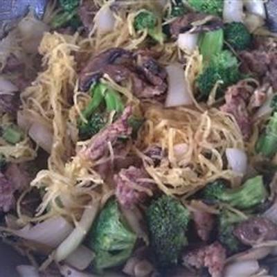 courge spaghetti avec saucisse italienne, brocoli et sauge