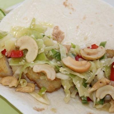tacos de poisson asiatique avec salade de chou au sésame et gingembre