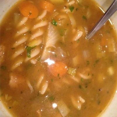 soupe de nouilles faux-kin (soupe végétalienne au poulet et aux nouilles)