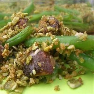 Cocotte de haricots verts avec crumble aux graines de citrouille (manger propre pour les actions de grâces)