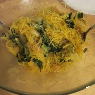 salade de courge spaghetti à faible teneur en glucides avec bok choy