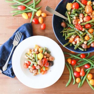 dîner végétalien aux haricots verts, tomates et basilic