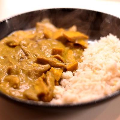 seitan végétalien au curry avec du riz