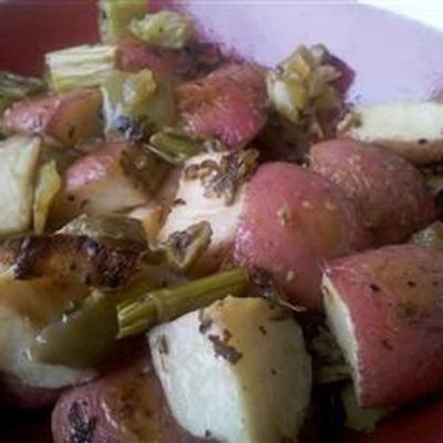 pommes de terre rôties avec légumes, citron et fines herbes