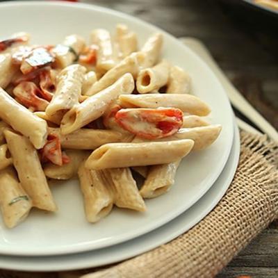 pâtes végétaliennes à l'ail et aux tomates grillées