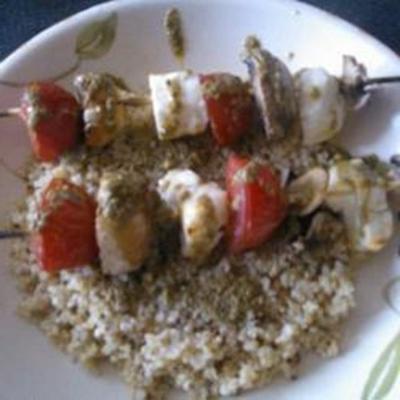 brochettes de halloumi et champignons grillés avec quinoa et pesto
