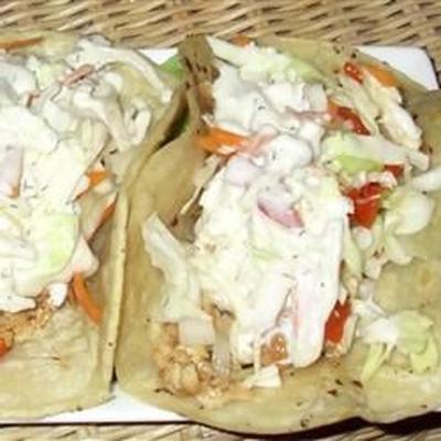 Tacos de poisson tilapia avec salade de chou au poivron rouge et lime et aïoli au fromage bleu