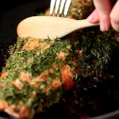 saumon cuit au four avec des herbes