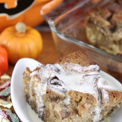 livre de pain de pouding au pain avec des restes de bonbons d'halloween