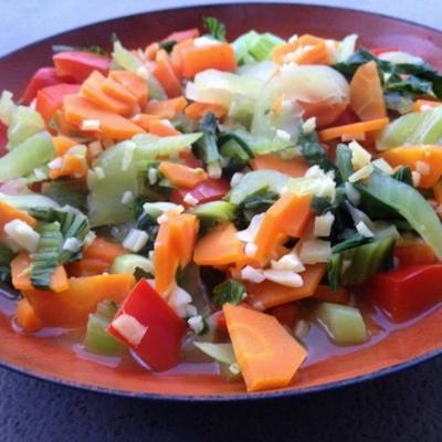 bok choy avec légumes et sauce à l'ail