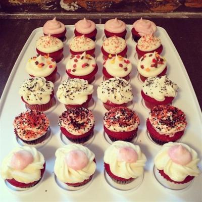 mini cupcakes de velours rouge avec glaçage au fromage à la crème