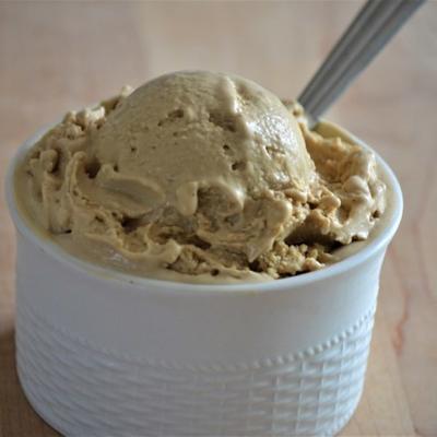 crème glacée au babeurre et à la mélasse