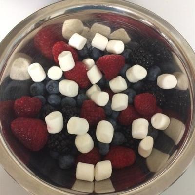 salade patriotique de fruits rouges, blancs et bleus