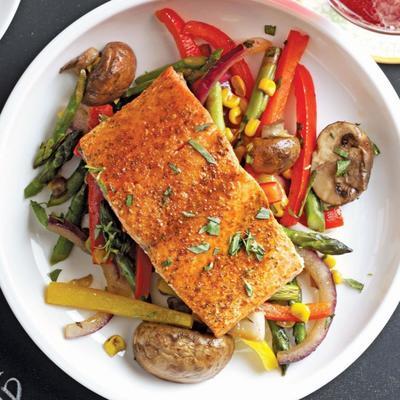 Salade de légumes rôtis et saumon au citron / citron vert