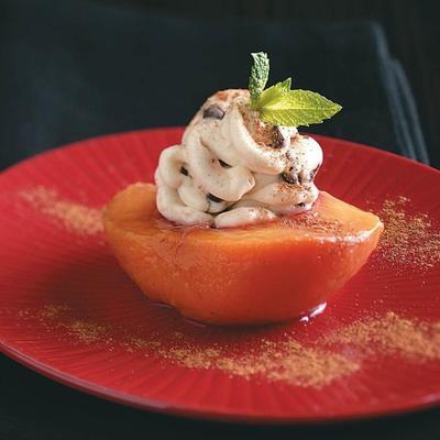 pêche pochée fourrée au fromage à la crème et aux pépites de chocolat