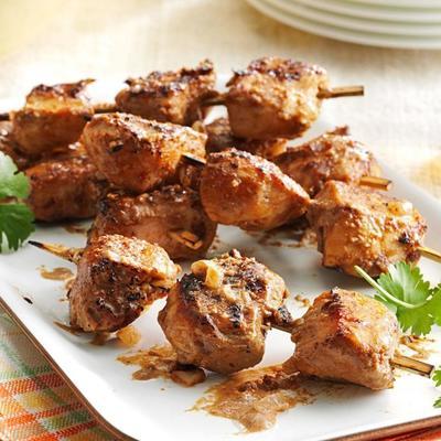 brochettes de poulet épicées et arachides