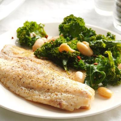 tilapia à l'ail avec chou épicé