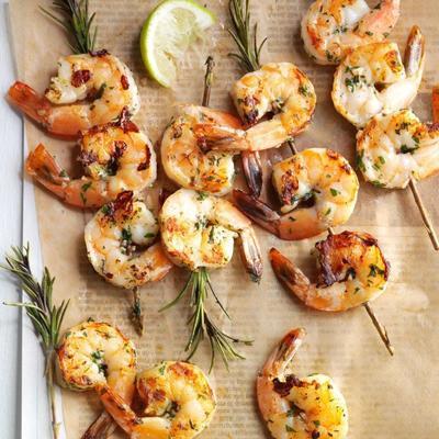 brochettes de crevettes au citron vert et au romarin